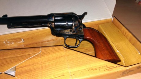 Vendido------ revolver Uberti 45 LC. 5 pulgadas.
Lo compré por capricho y lo tengo guardado en el armero 22