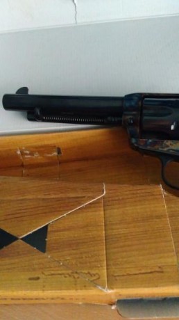 Vendido------ revolver Uberti 45 LC. 5 pulgadas.
Lo compré por capricho y lo tengo guardado en el armero 20