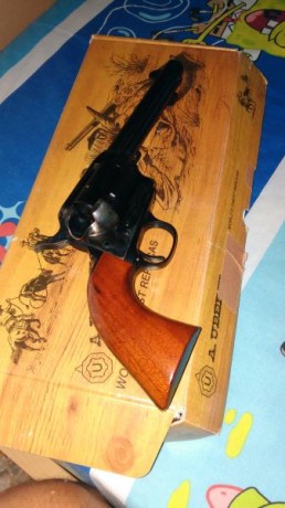 Vendido------ revolver Uberti 45 LC. 5 pulgadas.
Lo compré por capricho y lo tengo guardado en el armero 50