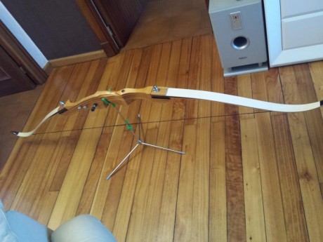 Vendo arco con complementos y 20 flechas de carbono a estrenar.  Sólo se ha montado un par de veces. Sin 02