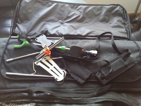 Vendo arco con complementos y 20 flechas de carbono a estrenar.  Sólo se ha montado un par de veces. Sin 11