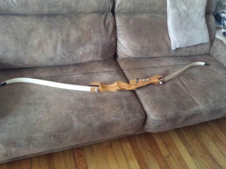 Vendo arco con complementos y 20 flechas de carbono a estrenar.  Sólo se ha montado un par de veces. Sin 22