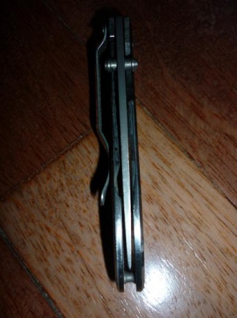 Navaja de acero 440, mide 9,5 cm cerrada y la hoja tiene 6,7 cm, recubrimiento TiNI,seguro por framelock. 02