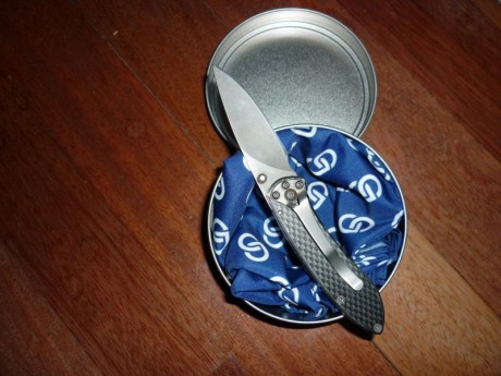 Navaja de acero 440, mide 9,5 cm cerrada y la hoja tiene 6,7 cm, recubrimiento TiNI,seguro por framelock. 00