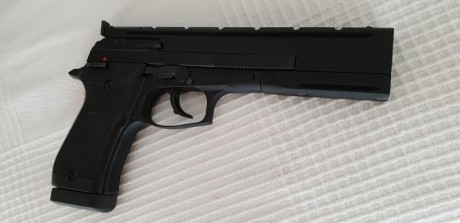 Buenas ,pongo a la venta preciosa beretta 87 target 22lr con dos cargadores y maleta original,agrupa muy 01