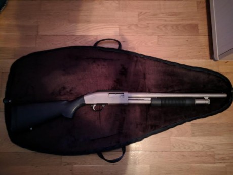Se vende escopeta de corredera de la marca Mossberg, compatible con cartuchos del 12 y 12.70, modelo mariner 02