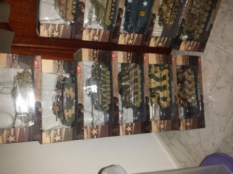 Buenas tardes  a todos , vendo varios carros de combate de Altaya , en escala 1/43 , están practicamente 21