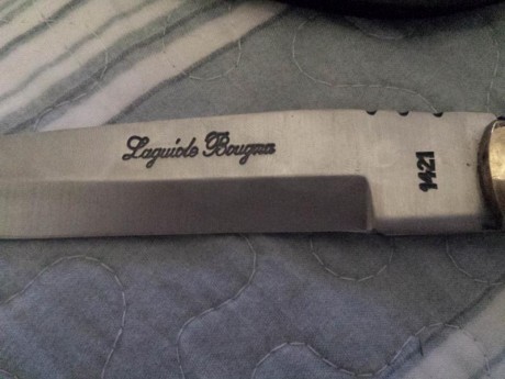 Hola a todos , un familiar me pide que le ponga a la venta 2 navajas y un cuchillo , el cuchillo es nuevo 01