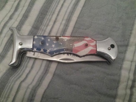 Hola a todos , un familiar me pide que le ponga a la venta 2 navajas y un cuchillo , el cuchillo es nuevo 10