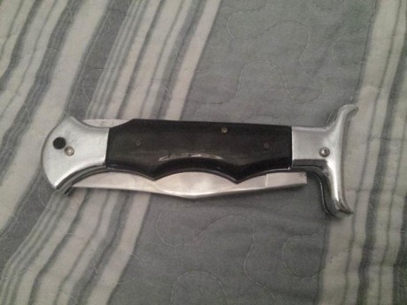 Hola a todos , un familiar me pide que le ponga a la venta 2 navajas y un cuchillo , el cuchillo es nuevo 22