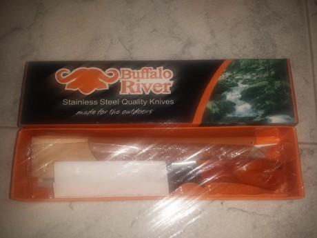 Hola a todos , un familiar me pide que le ponga a la venta 2 navajas y un cuchillo , el cuchillo es nuevo 31