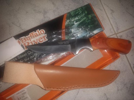 Hola a todos , un familiar me pide que le ponga a la venta 2 navajas y un cuchillo , el cuchillo es nuevo 30