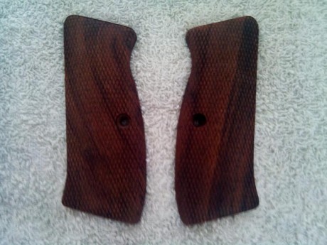 Cachas de madera de la marca klinsky para CZ75 y sus variantes, para vestir de bonito esta mítica pistola,
40€ 01