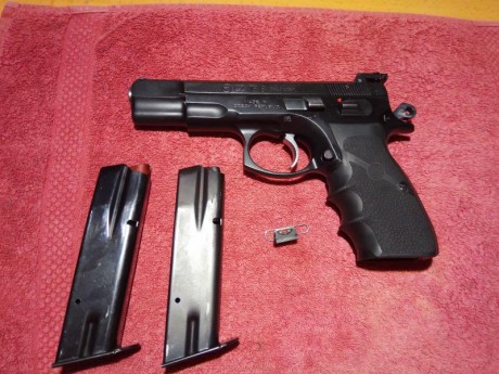 Hola buenas vendo esta Cz calibre 9 PB con 2 cargadores. El arma está en buenas condiciones y está guiada 00