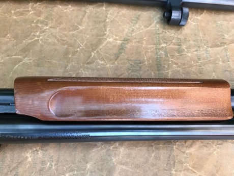 Escopeta Corredera Mossberg 500 Combo en calibre 12 equipada con culata de madera y cañon de 71cm. Cañon 12