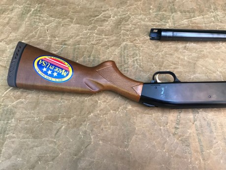 Escopeta Corredera Mossberg 500 Combo en calibre 12 equipada con culata de madera y cañon de 71cm. Cañon 10