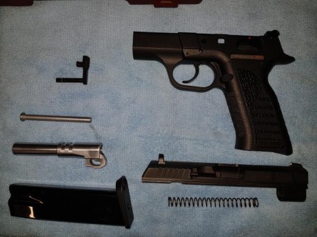 Arma en excelente estado, practicamente nueva, con maletin original sps. No ha disparado ni 50 disparos. 21