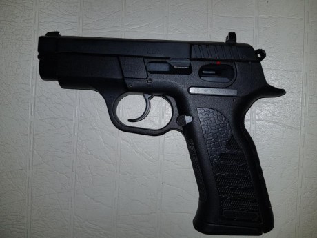 Arma en excelente estado, practicamente nueva, con maletin original sps. No ha disparado ni 50 disparos. 30