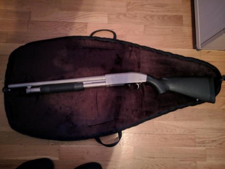 Se vende escopeta de corredera de la marca Mossberg, compatible con cartuchos del 12 y 12.70, modelo mariner 02