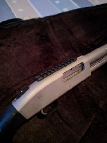 Se vende escopeta de corredera de la marca Mossberg, compatible con cartuchos del 12 y 12.70, modelo mariner 01