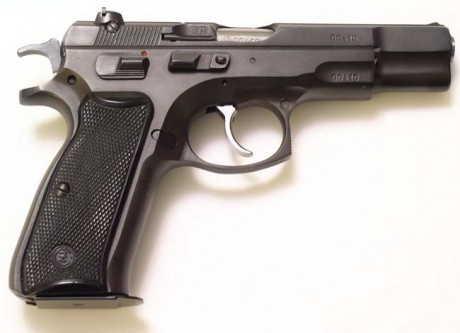 Hola amigos! ya que se muestran tantas armas buenas creo que a los propietarios de una cz 75 se nos tendría 71