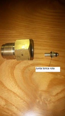 Hola amigos:
Estaba cargando la botella de aire para mañana y de repente, se ha empezado a salir el aire 00