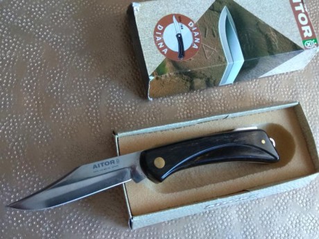 Navaja Aitor Diana. (Ermua). Nueva a estrenar con caja y cordón fiador.
Precio..145€
telleiro@gmail.com.

Colección 02