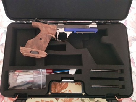El arma tiene tres meses y ha disparado 200 tiros. Debo venderla por causas ajenas al deporte. Pido 1.250 01