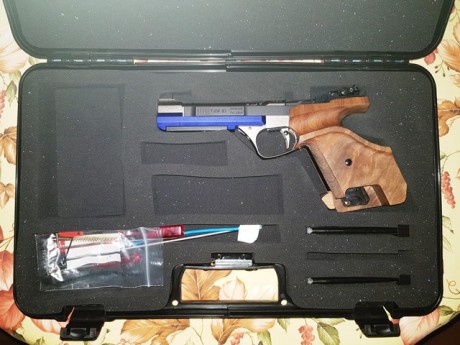 El arma tiene tres meses y ha disparado 200 tiros. Debo venderla por causas ajenas al deporte. Pido 1.250 00