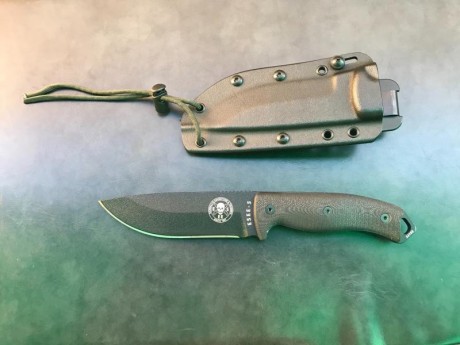 Vendo cuchillo ESEE-5 con filo liso, viene con cachas de canvas micarta verde, a parte regalo cachas de 02