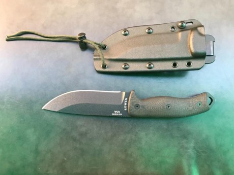 Vendo cuchillo ESEE-5 con filo liso, viene con cachas de canvas micarta verde, a parte regalo cachas de 01