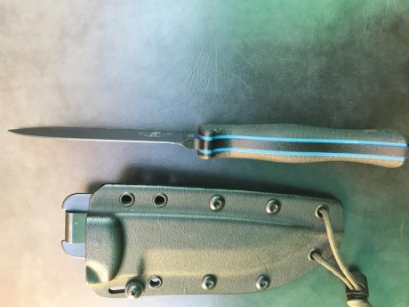 Vendo cuchillo ESEE-5 con filo liso, viene con cachas de canvas micarta verde, a parte regalo cachas de 12