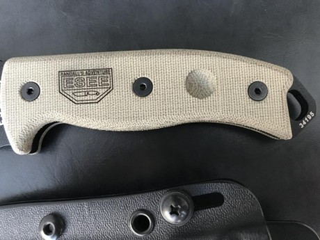 Vendo cuchillo ESEE-5 con filo liso, viene con cachas de canvas micarta verde, a parte regalo cachas de 22
