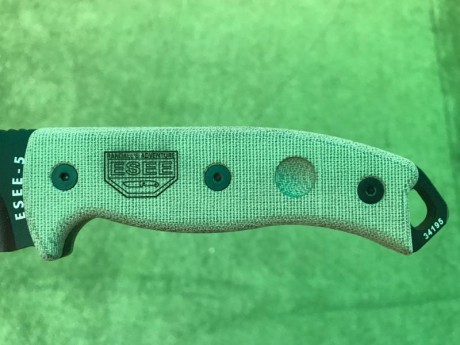 Vendo cuchillo ESEE-5 con filo liso, viene con cachas de canvas micarta verde, a parte regalo cachas de 32
