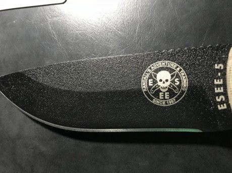 Vendo cuchillo ESEE-5 con filo liso, viene con cachas de canvas micarta verde, a parte regalo cachas de 31