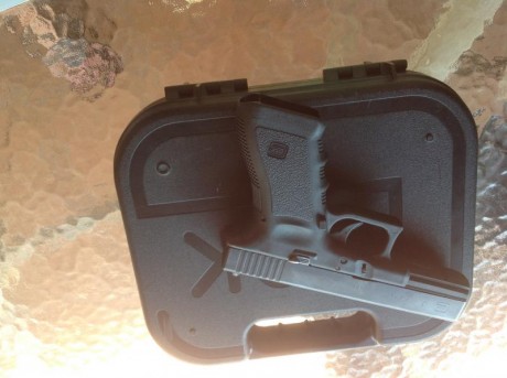 Vendo GLOCK 17 9 mm, casi nueva. por 350 euros, con cargadores y estuche. 
Adjunto fotos. 01