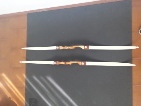 Son idénticos, de madera y palas compuestas, muy buena calidad. 44" de largo, 24" de apertura 12