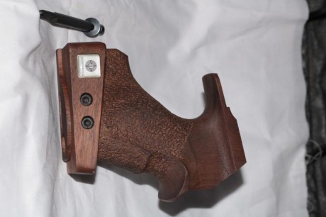 Vendo a estrenar, cacha talla L, para STEYR LP10 Y/O LP50 diestra.
La vendo porqué la he sustituido por 02
