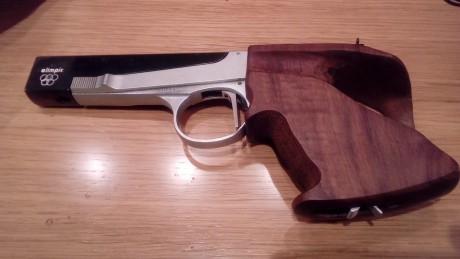 Un compañero del club me ha pedido que ponga a la venta una pistola Olímpic del 22 corto en perfecto estado 00