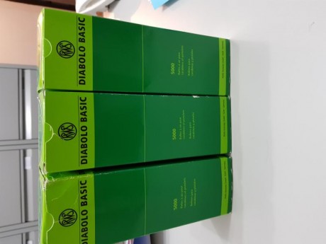LOTE 1: 29 cajas de balines RWS Basic, dos cajas de latas enteras y sin desprencintar, y la otra con 9 02