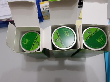 LOTE 1: 29 cajas de balines RWS Basic, dos cajas de latas enteras y sin desprencintar, y la otra con 9 01