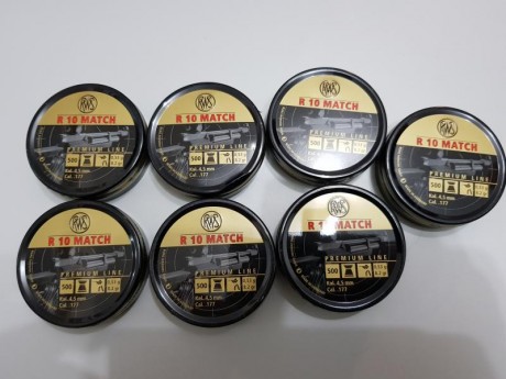 LOTE 1: 29 cajas de balines RWS Basic, dos cajas de latas enteras y sin desprencintar, y la otra con 9 12