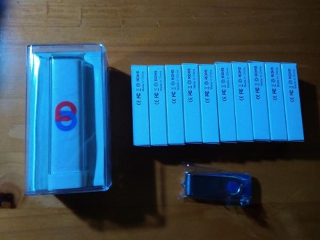 Son excedentes de una promocion comercial, 10 memorias USB de 4 GB, y un power bank de 2600 mAh. Como 01