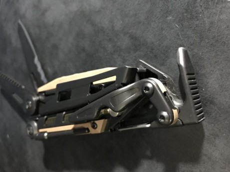 Buenos días, vendo Leatherman Mut, modelo black (alicates en negro), tiene una semana de uso, tras eso 11