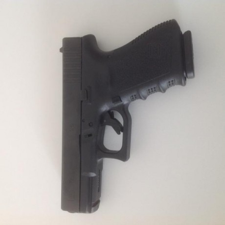 Vendo Glock 19 tercera generación, en perfecto estado y con pocos disparos. Se incluirían algunos complementos. 01