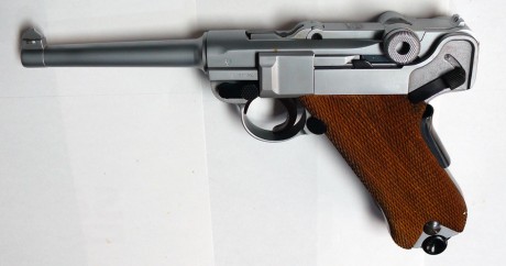 Se vende Luger P08 fabricada por Mauser, no ha pegado un solo disparo, el acabado creo que es anodizado 02