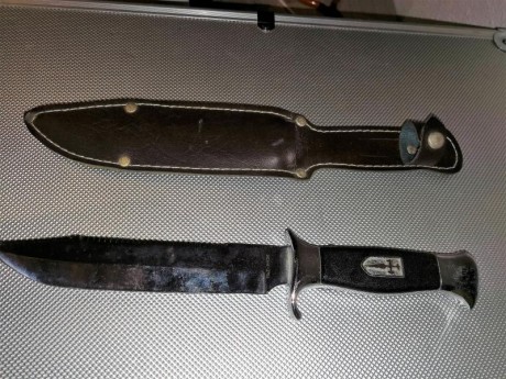 Cuchillo de monte sin estrenar, modelo Organización Juvenil Española, con escudo santiaguista y funda 01