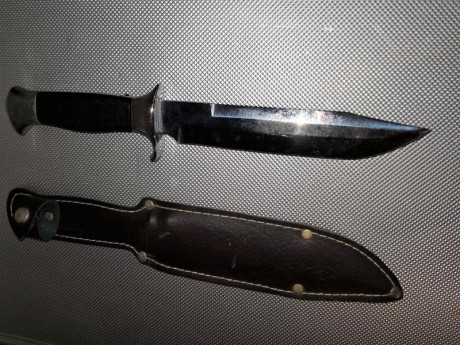 Cuchillo de monte sin estrenar, modelo Organización Juvenil Española, con escudo santiaguista y funda 00
