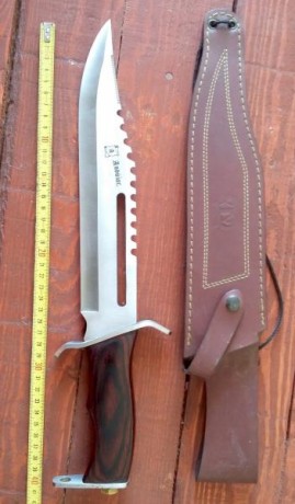 Hola.
Pongo a la venta este cuchillo fabricado en Albacete, marcado Andújar, réplica del cuchillo de la 02