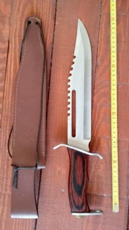 Hola.
Pongo a la venta este cuchillo fabricado en Albacete, marcado Andújar, réplica del cuchillo de la 01
